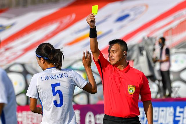 国乒回国引发女单争议，孙颖莎成为舆论焦点